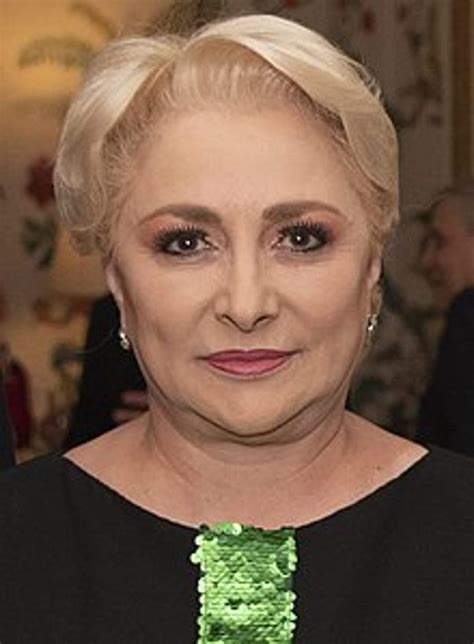 Viorica Dăncilă încearcă să scoată Videle din ea cu ținute Versace